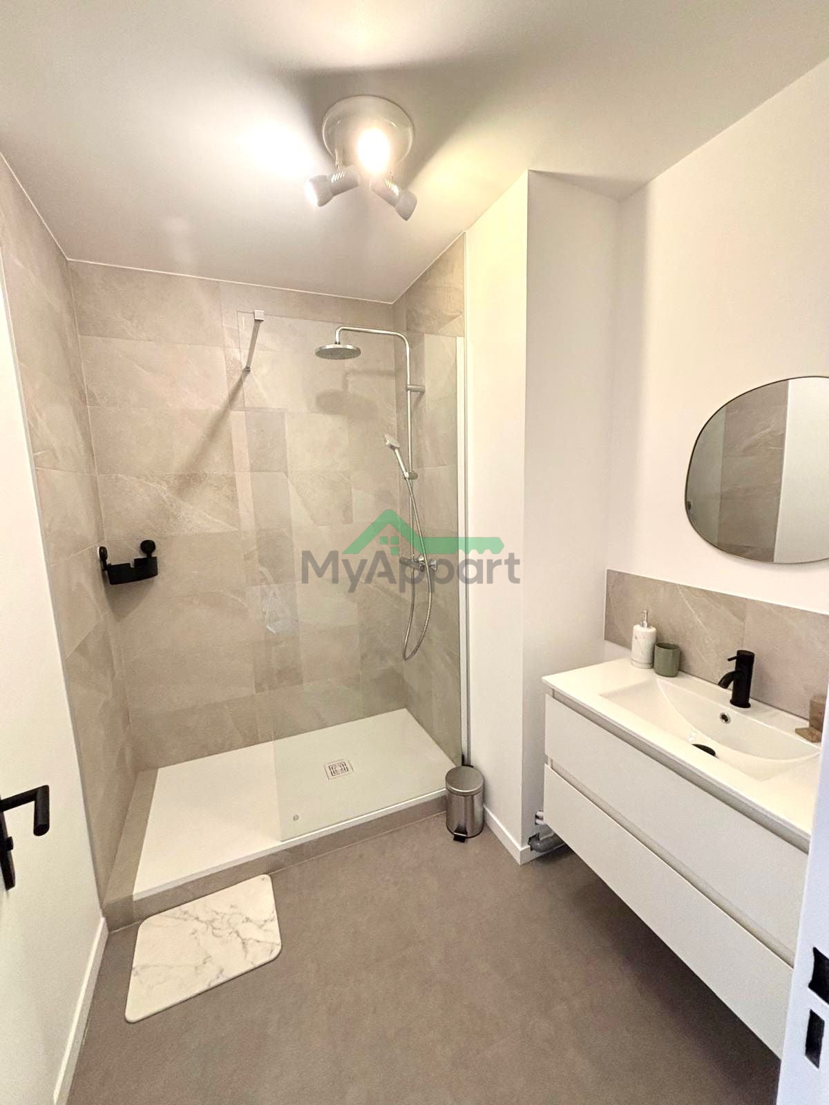 Superbe appartement refait à neuf avec parking, charges comprises, au pied du tram et proche métros 