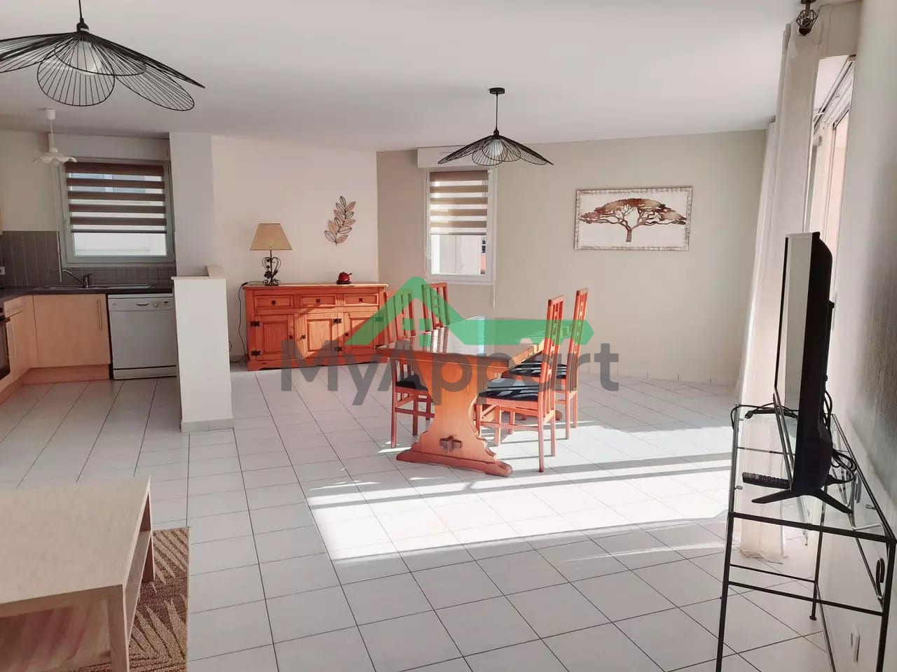 LOUE MAGNIFIQUE APPARTEMENT MEUBLE TYPE F3, atypique, moderne, spacieux et lumineux, avec terrasse, jardinet et place de parking en sous-sol (avec ascenseur) dans les Vosges