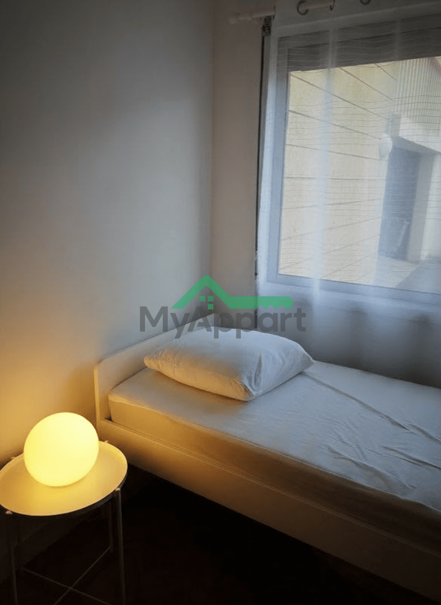 Location studio 13m2 sanitaires communs (sdb+wc)