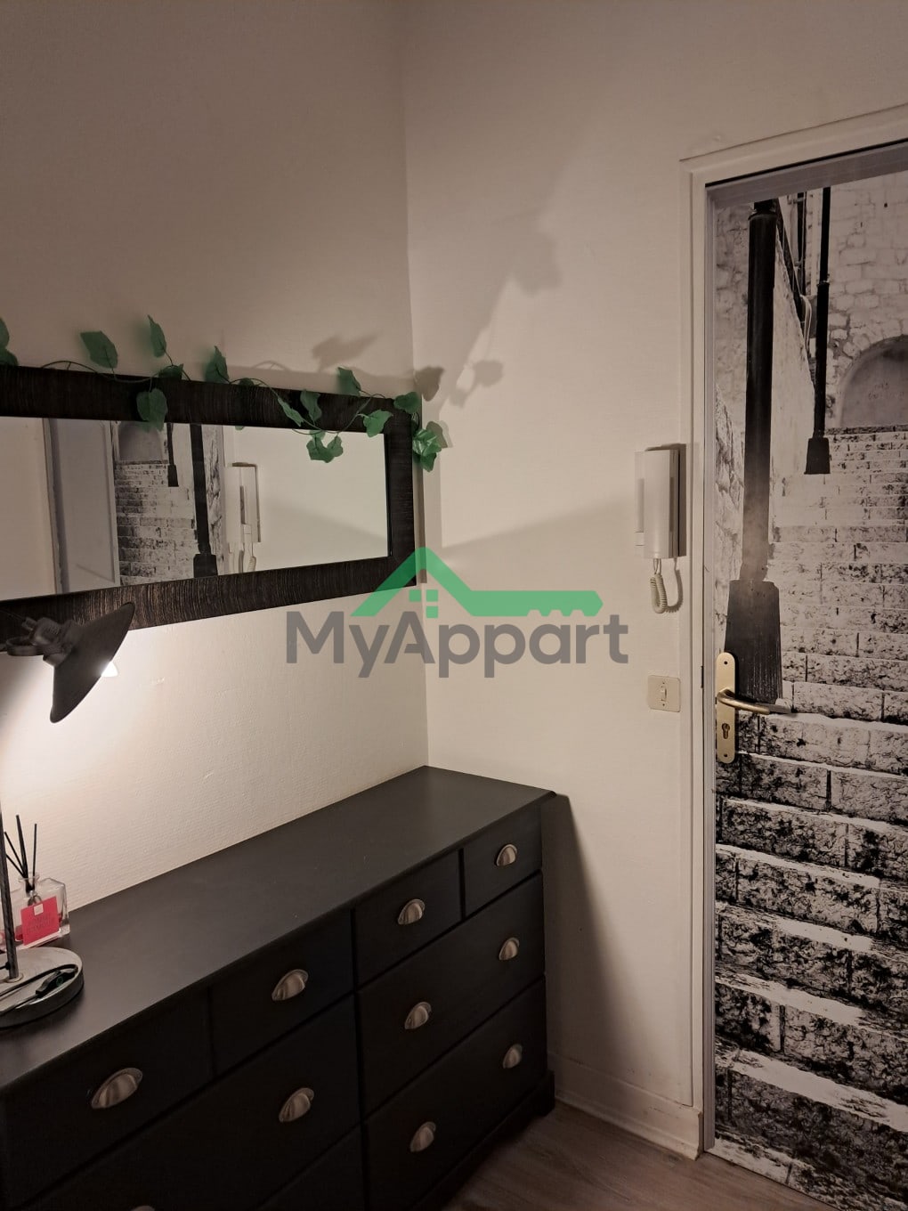 Studio meublé 1 pièce de 33 m² au 1° étage sans ascenseur