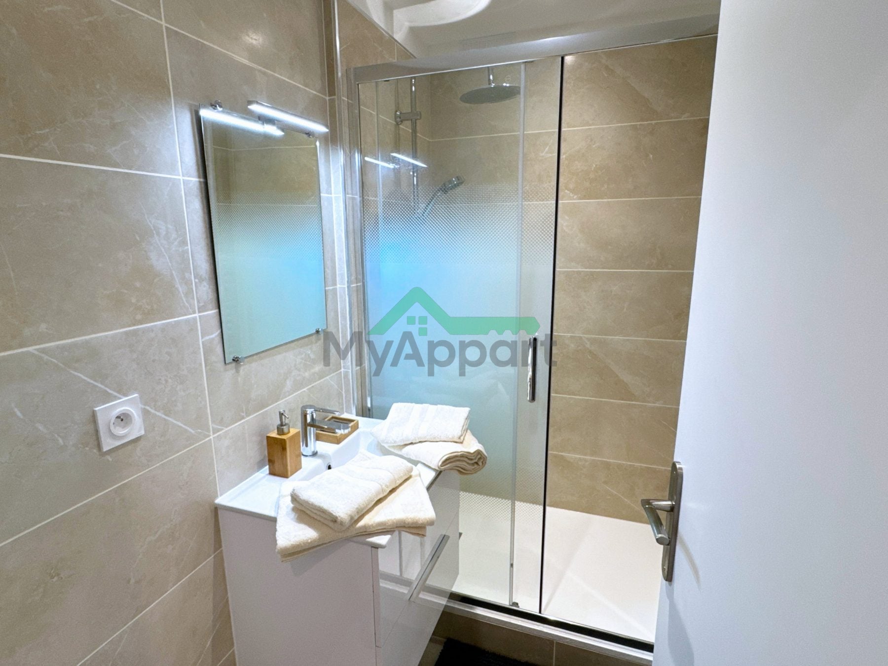 Chambre meublée 11m² – Rejoins une coloc de 3 déjà installée – Tram 2min – 450€ CC – Dispo immédiatement — photo 2