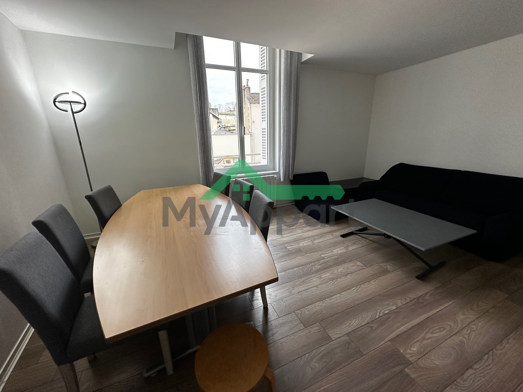 T3 meublé avec Place parking, Poitiers centre, 925€ + Charges 85€