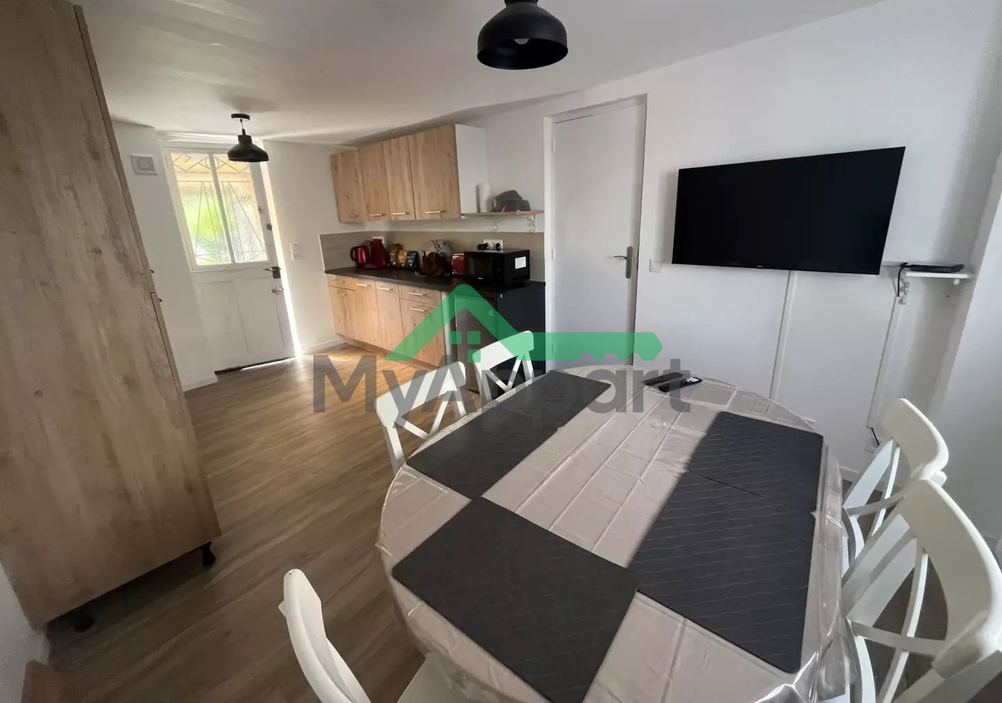 Chambre meublée avec salle de douche privée