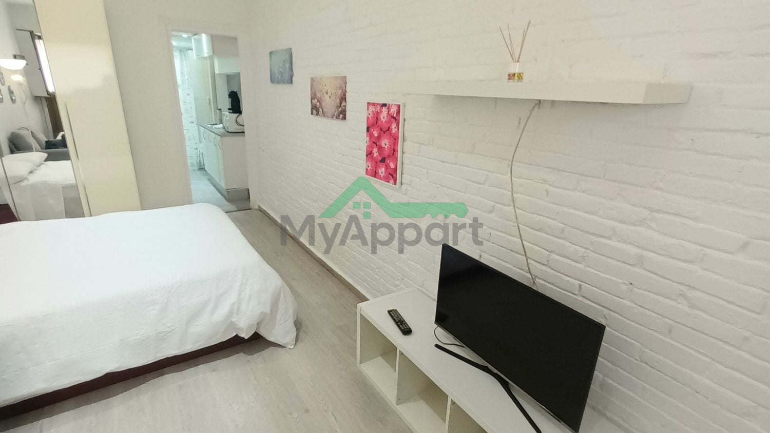 Estudio reformado luminoso y amueblado — foto 3