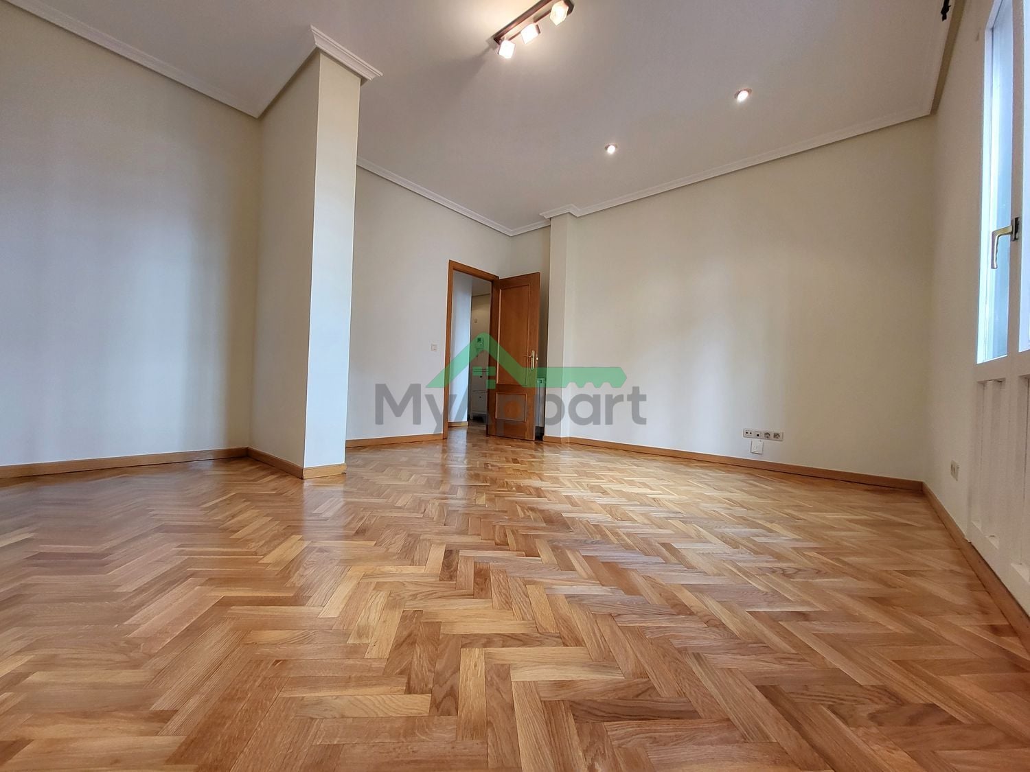Piso luminoso con balcón y cocina equipada — foto 5