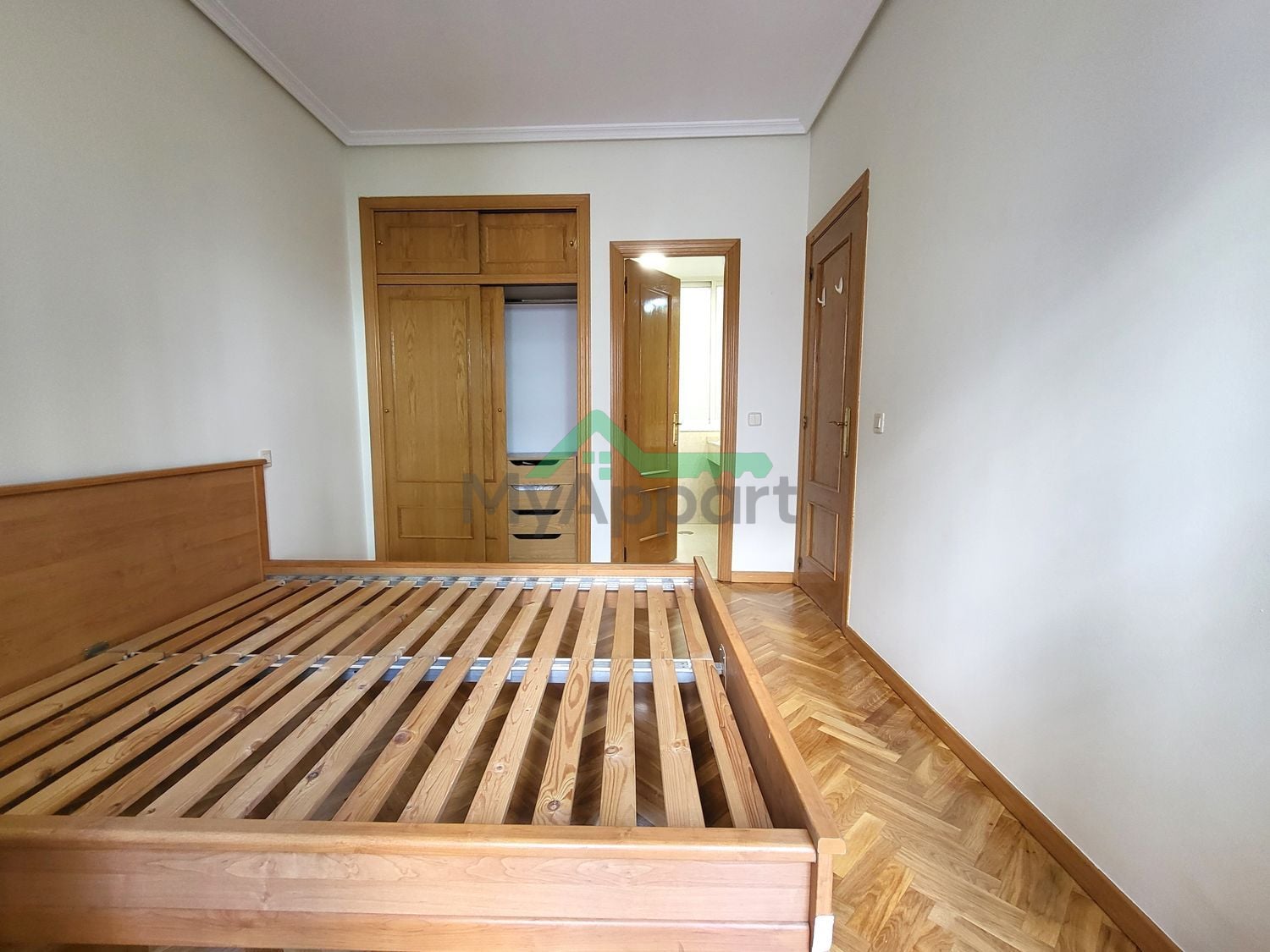 Piso luminoso con balcón y cocina equipada — foto 11