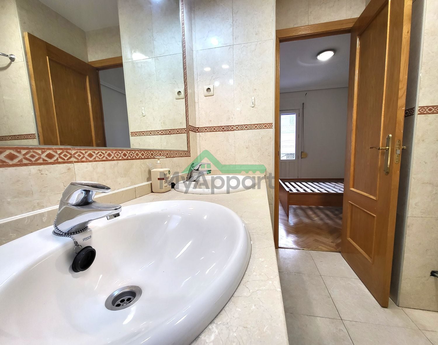 Piso luminoso con balcón y cocina equipada — foto 12