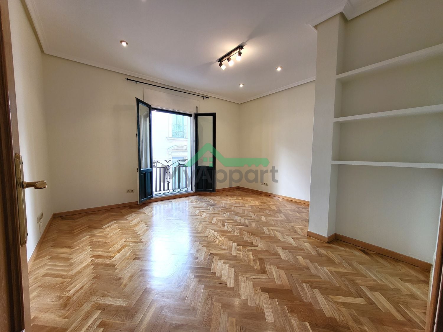 Piso luminoso con balcón y cocina equipada — foto 6