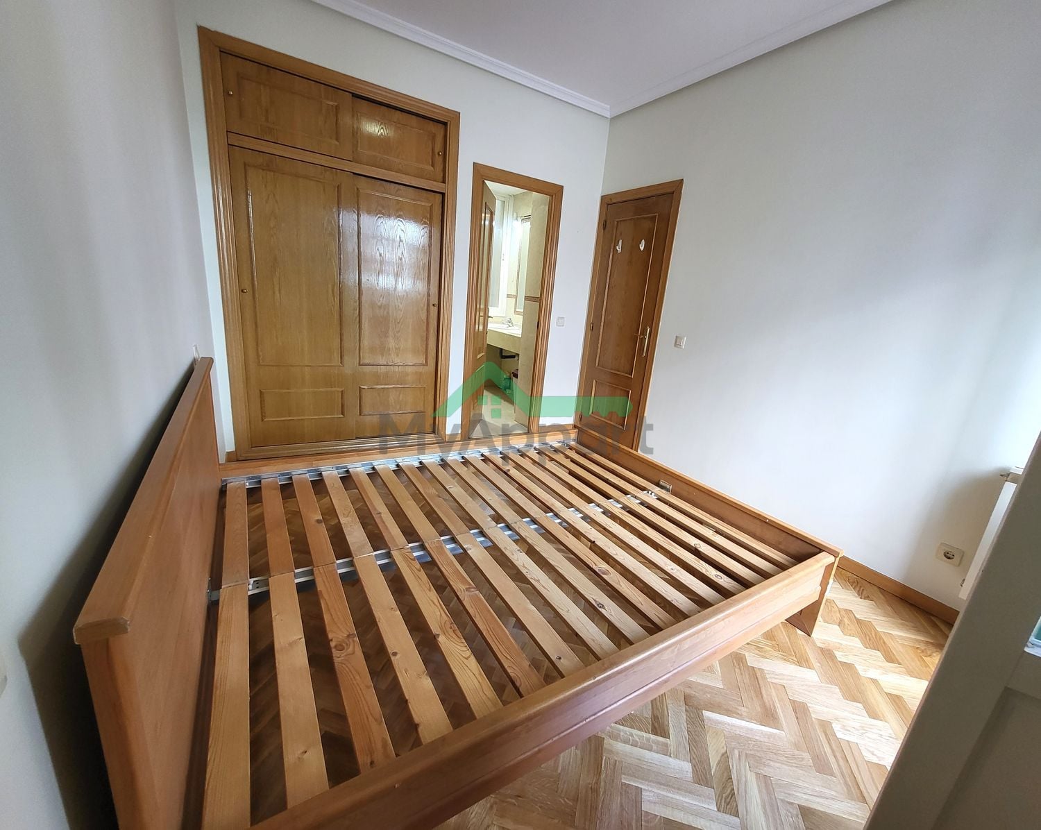 Piso luminoso con balcón y cocina equipada — foto 10
