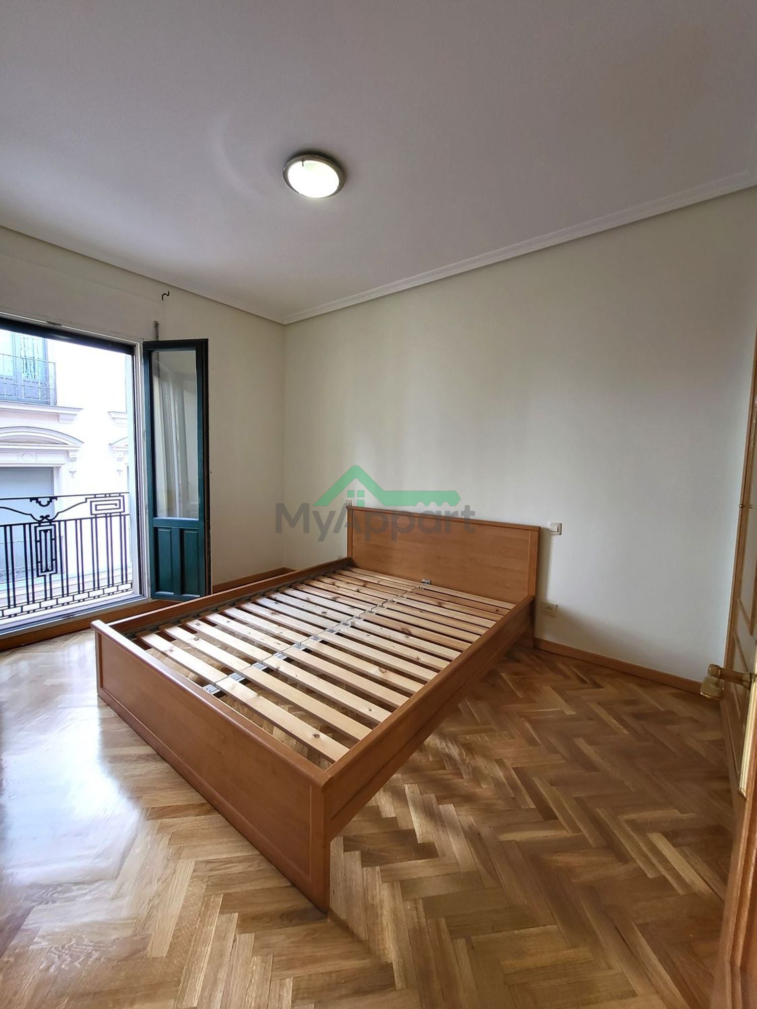 Piso luminoso con balcón y cocina equipada — foto 9