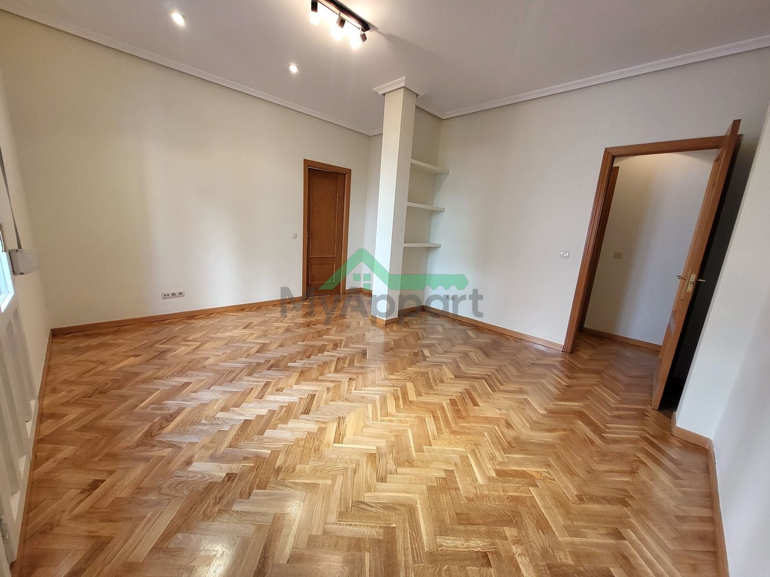 Piso luminoso con balcón y cocina equipada — foto 4