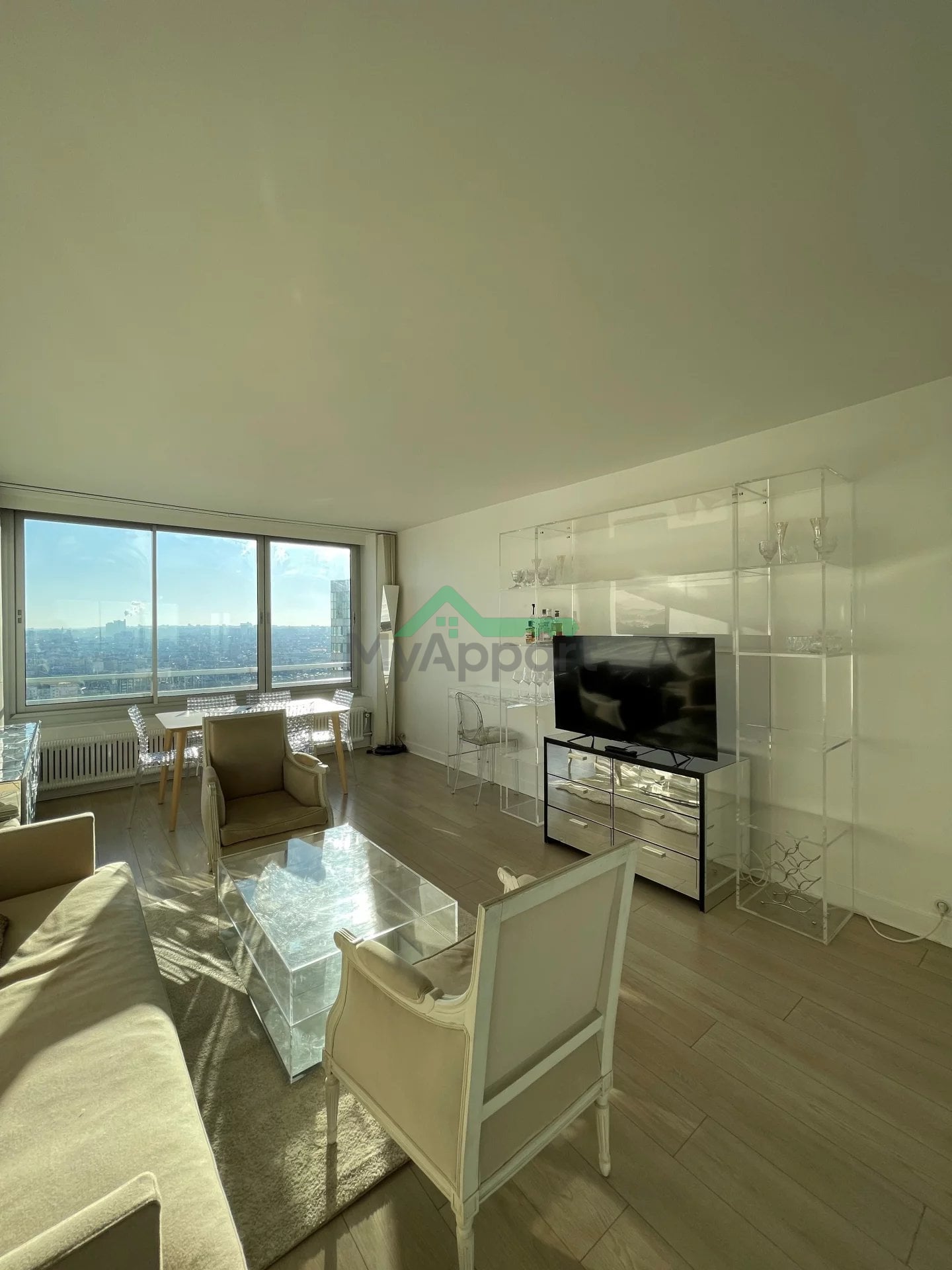 Appartement meublé lumineux étage élevé à Paris
