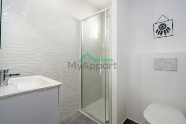 Superbe studio refait à neuf au 3 ème étage avec ascenseur. — photo 7