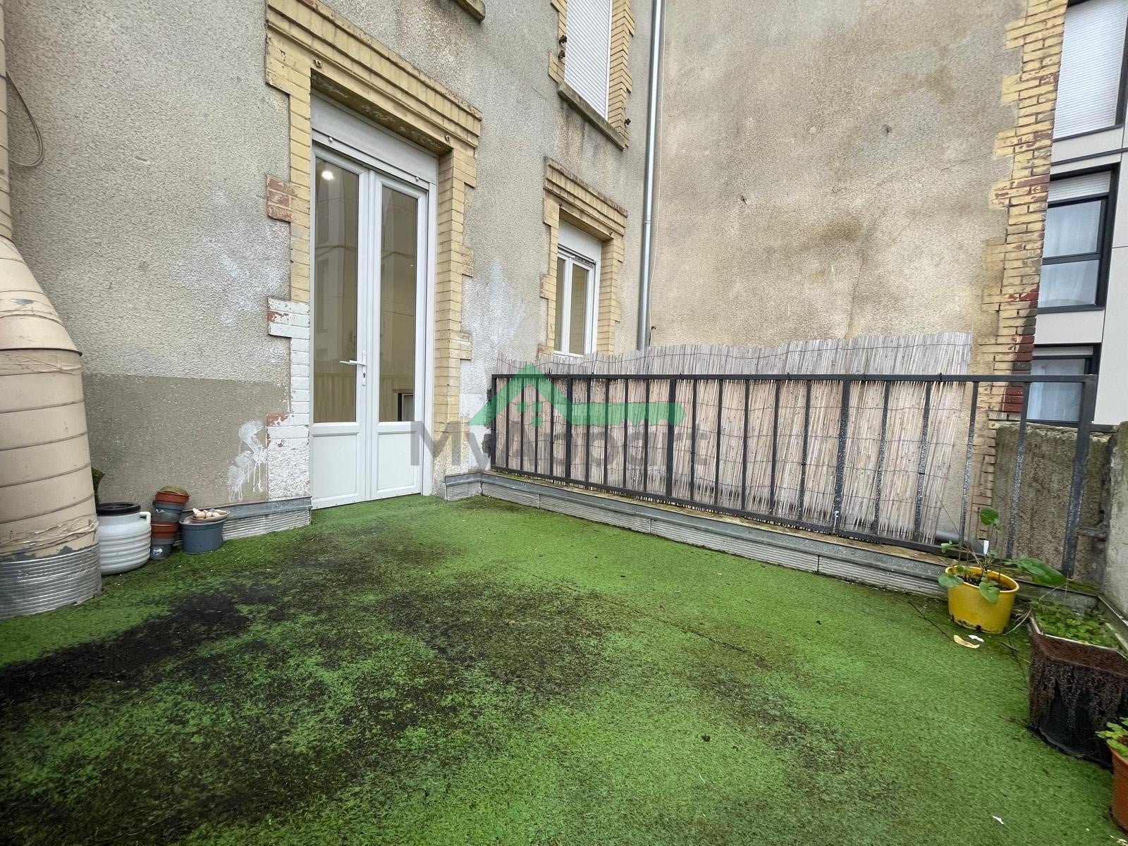 Studio meublé rénové grande terrasse — photo 3