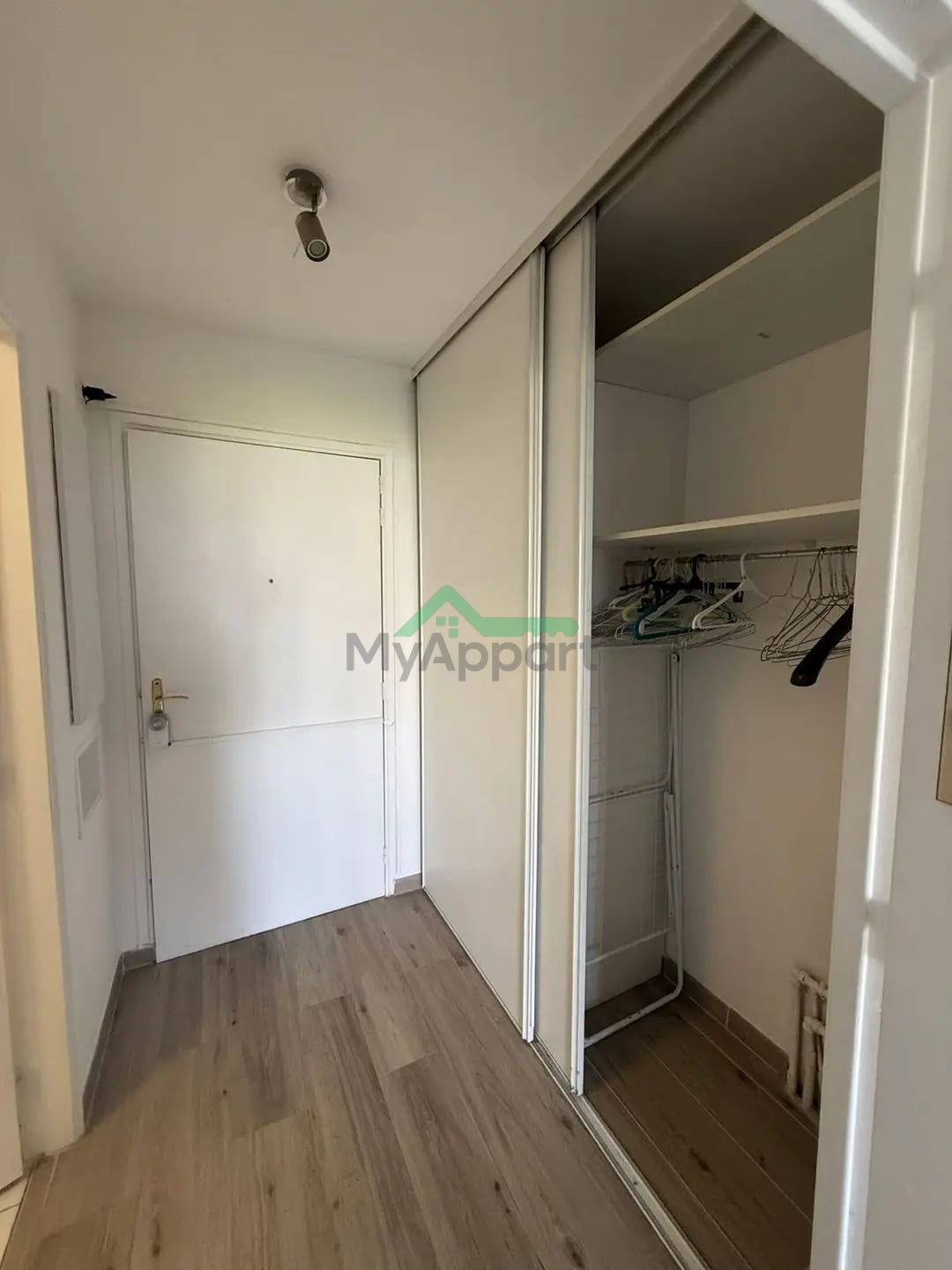 Appartement lumineux balcon cuisine équipée — photo 4