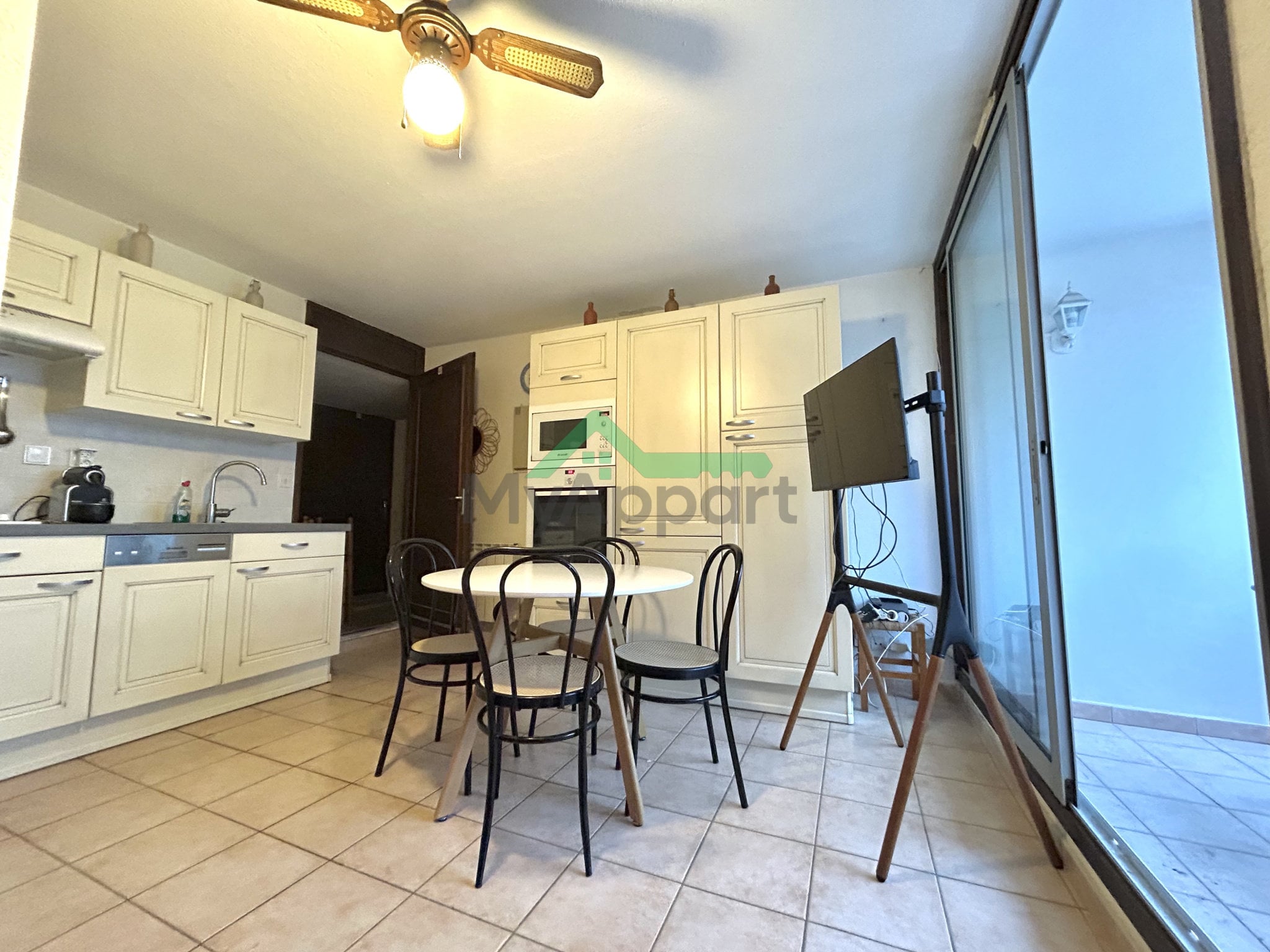 Studio meublé avec terrasse et parking — photo 2