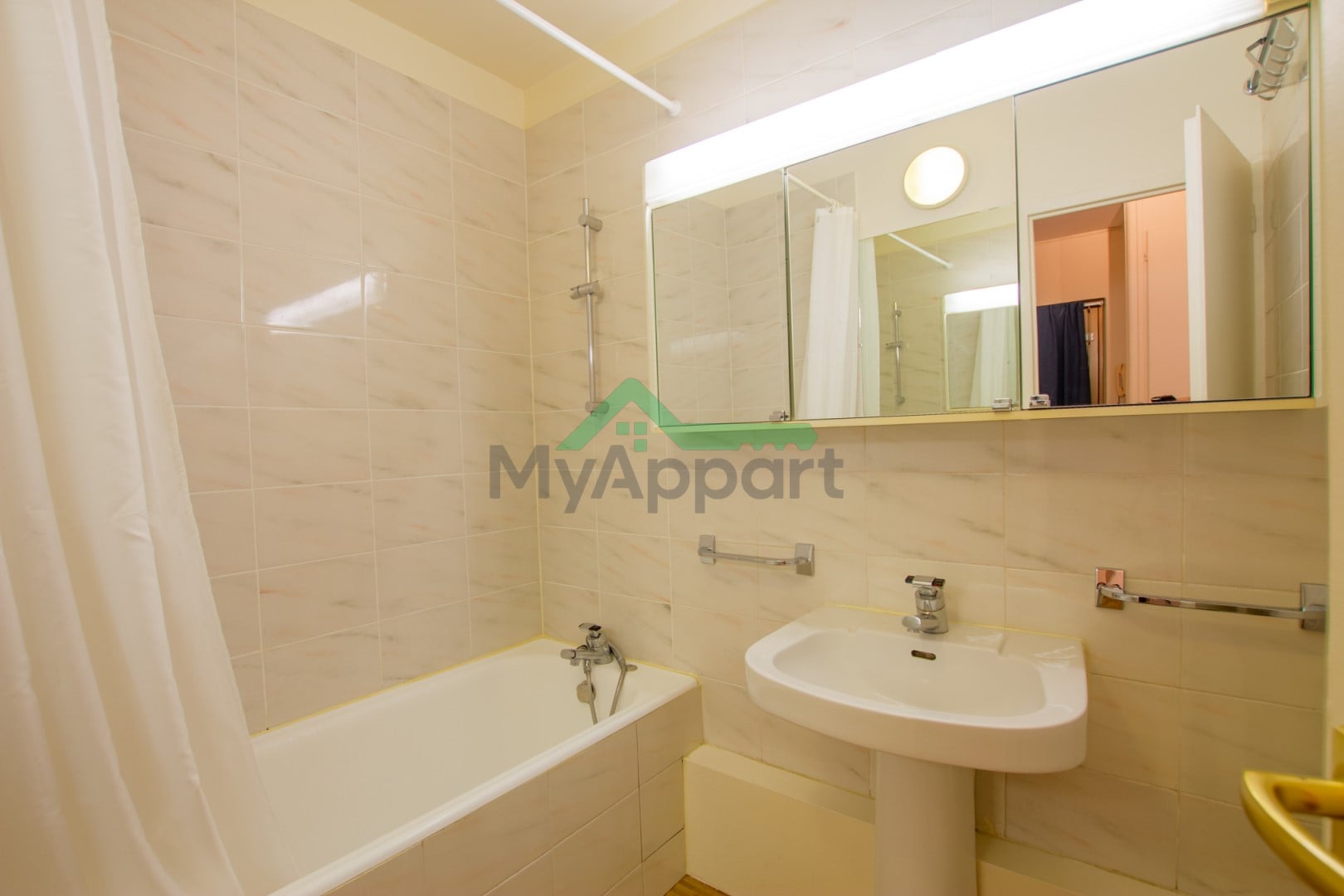 Location Studio 33 m² Paris 19ème - Secrétan — photo 3