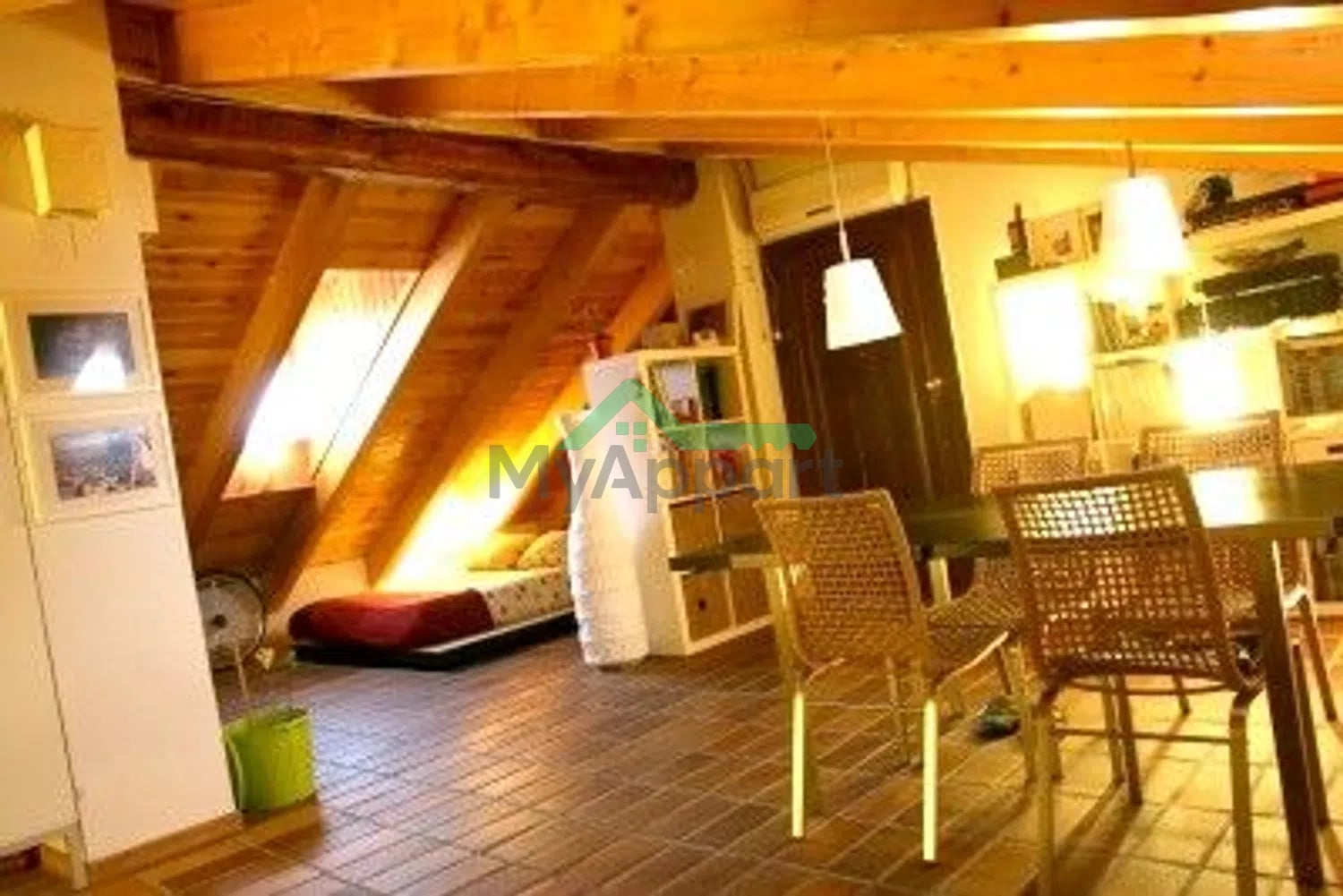 Apartamento abuhardillado amueblado soleado — foto 1
