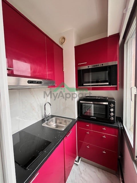 Location Studio 18 m² Paris 18ème - Grandes Carrières-Clichy — photo 4
