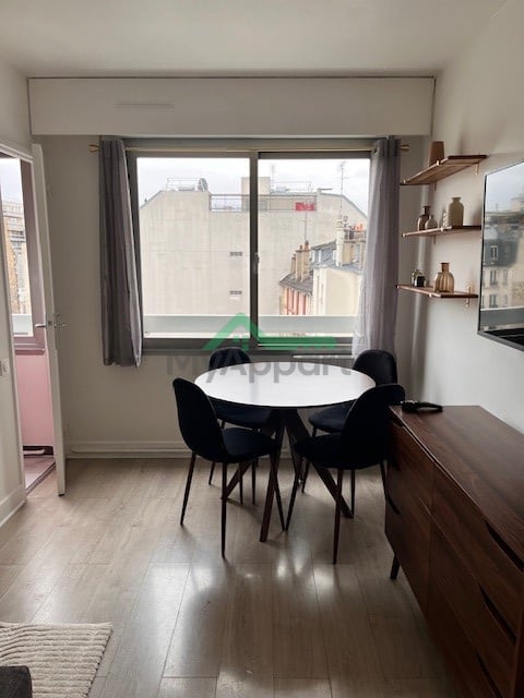 Location Studio 18 m² Paris 18ème - Grandes Carrières-Clichy — photo 2