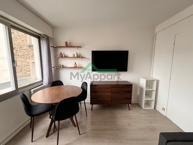 Location Studio 18 m² Paris 18ème - Grandes Carrières-Clichy — photo 1