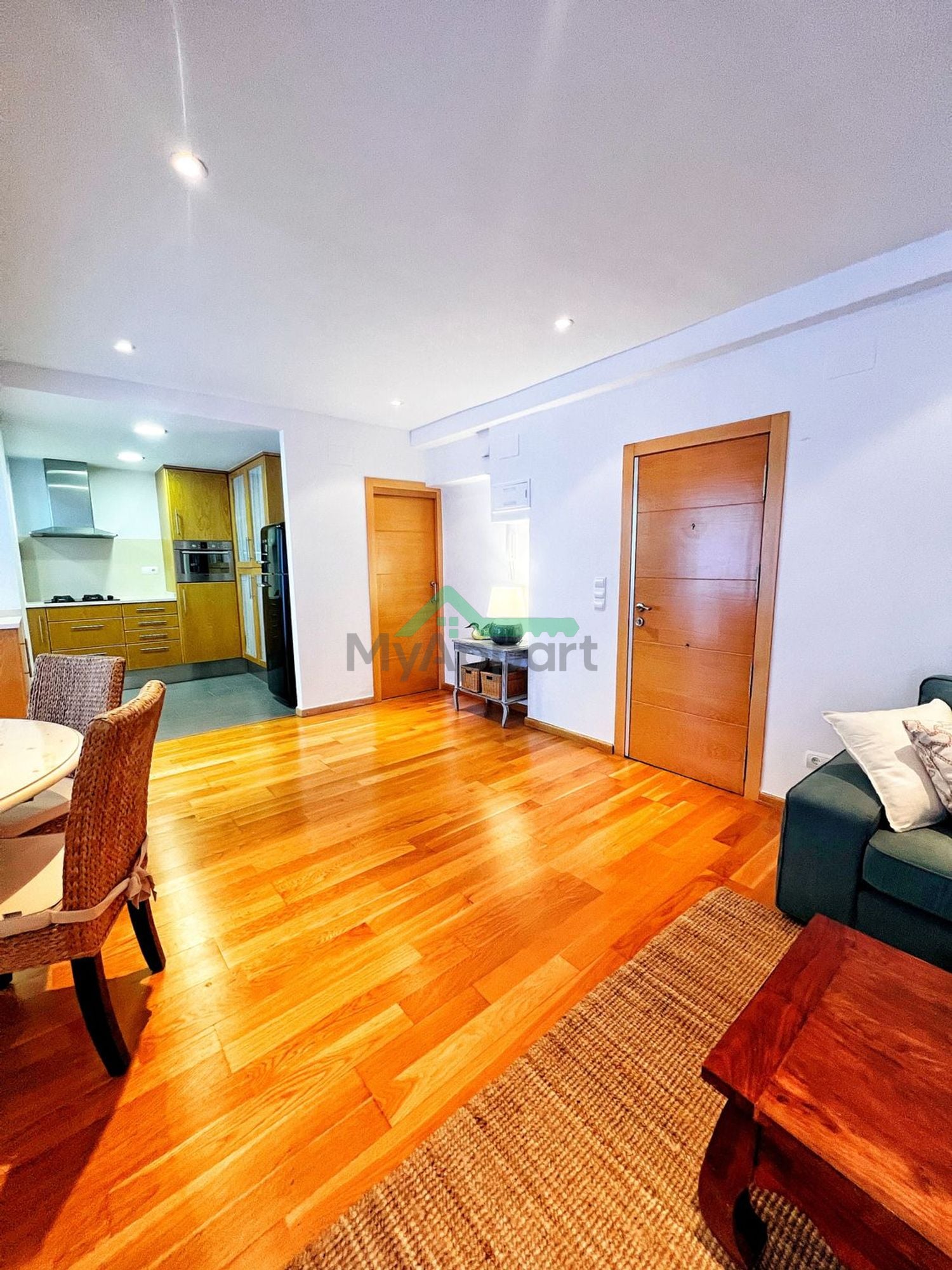 Piso nuevo amueblado con terraza — foto 4