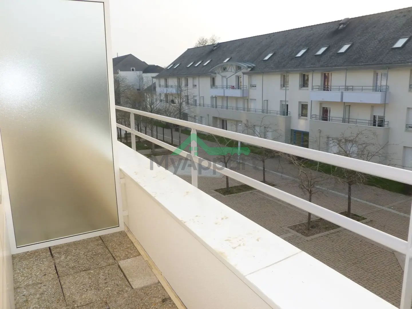 Studio meublé avec balcon et parking — photo 3