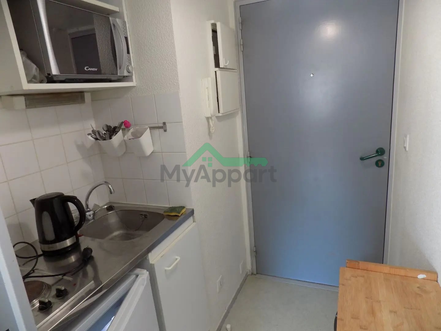 Studio meublé avec balcon et parking — photo 4