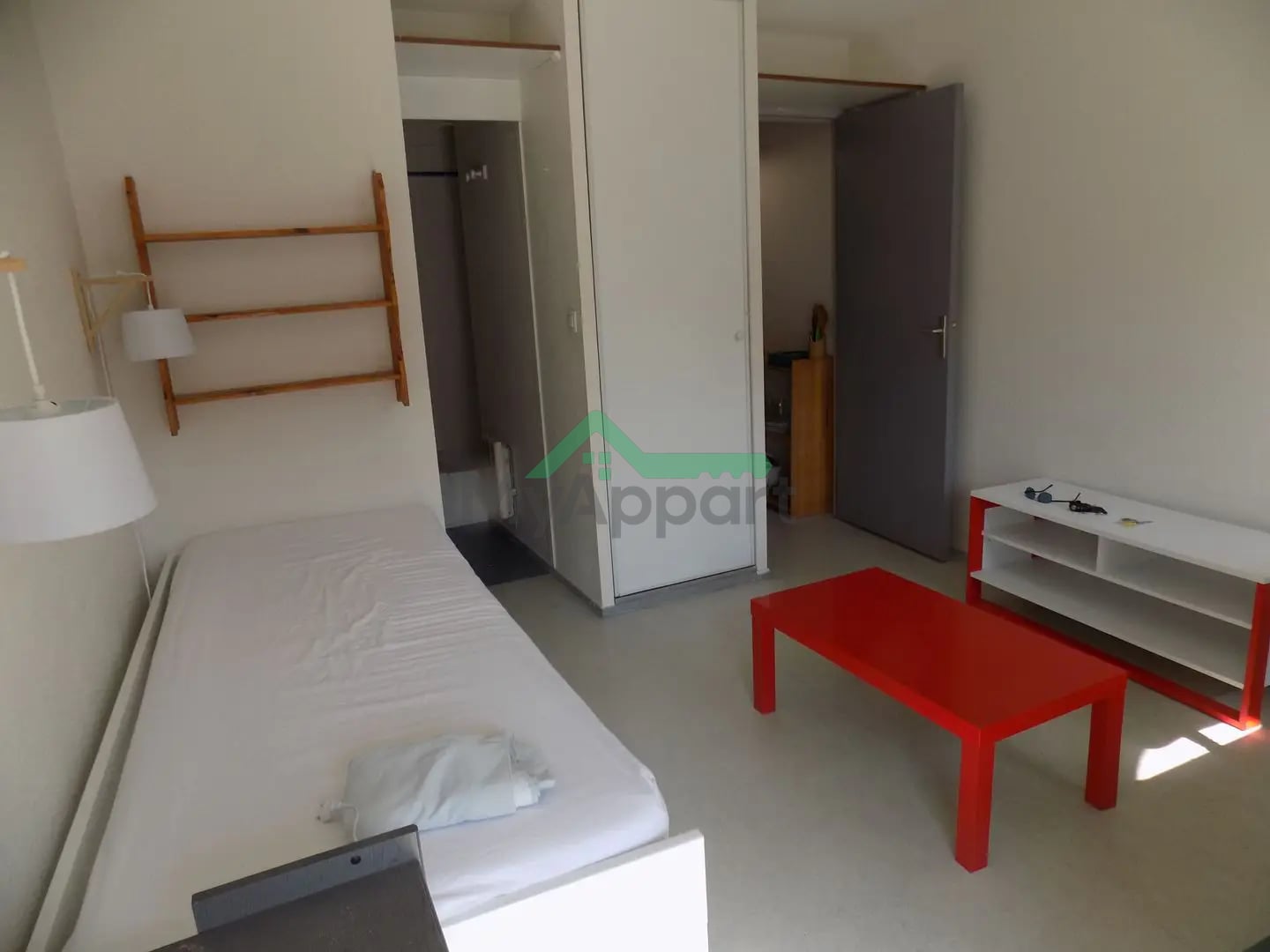 Studio meublé avec balcon et parking — photo 2