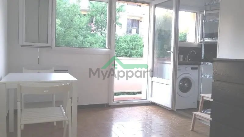 Studio meublé avec balcon — photo 3