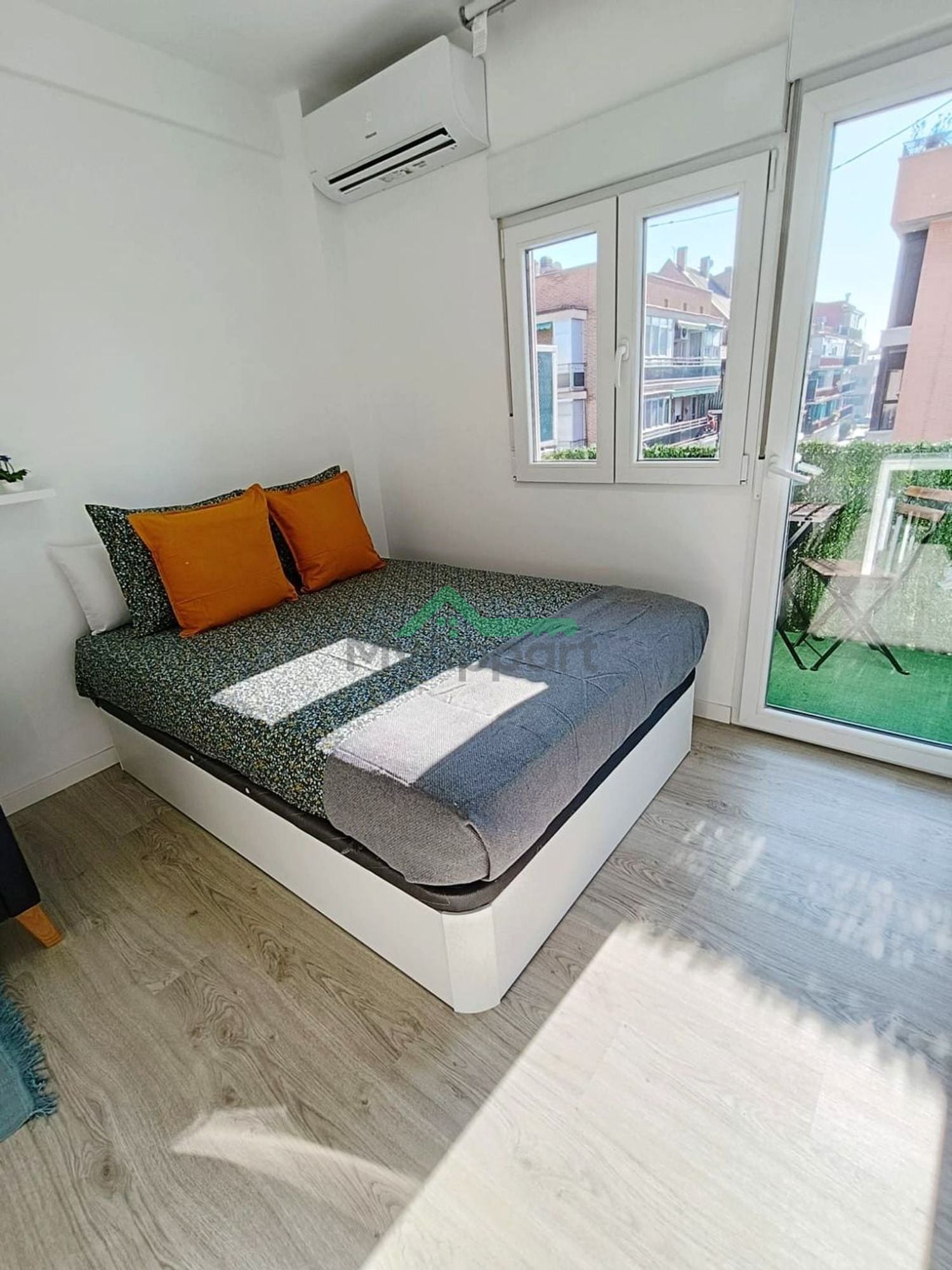 Estudio amueblado con terraza — foto 2