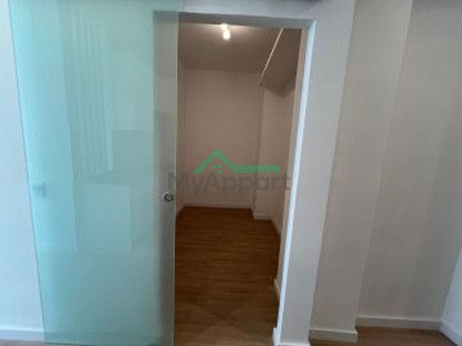 Piso luminoso reformado con balcón — foto 8