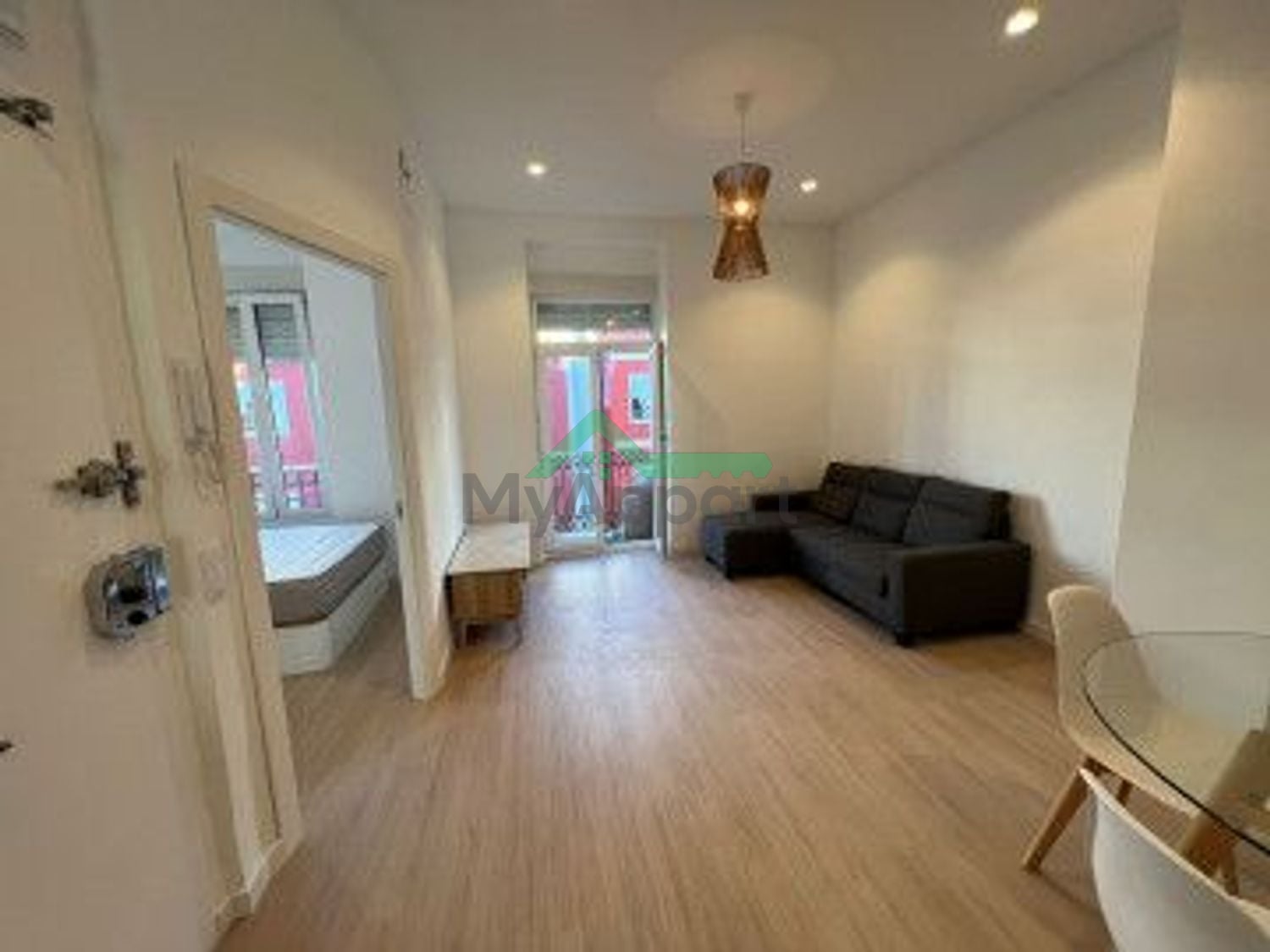 Piso luminoso reformado con balcón — foto 2