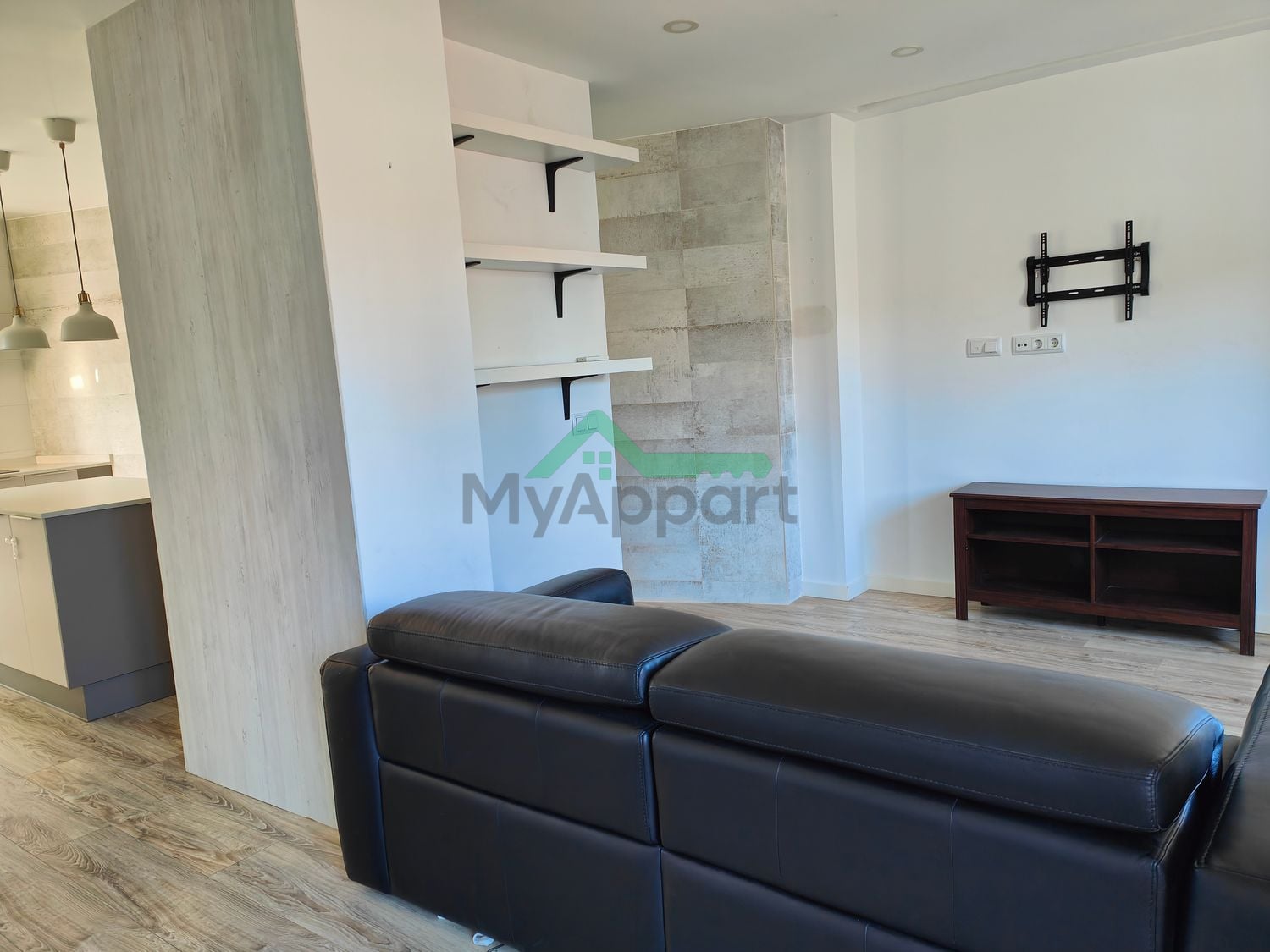 Piso luminoso con balcón cerca del mar — foto 7