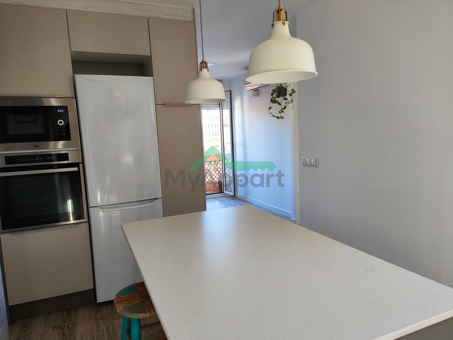 Piso luminoso con balcón cerca del mar — foto 4