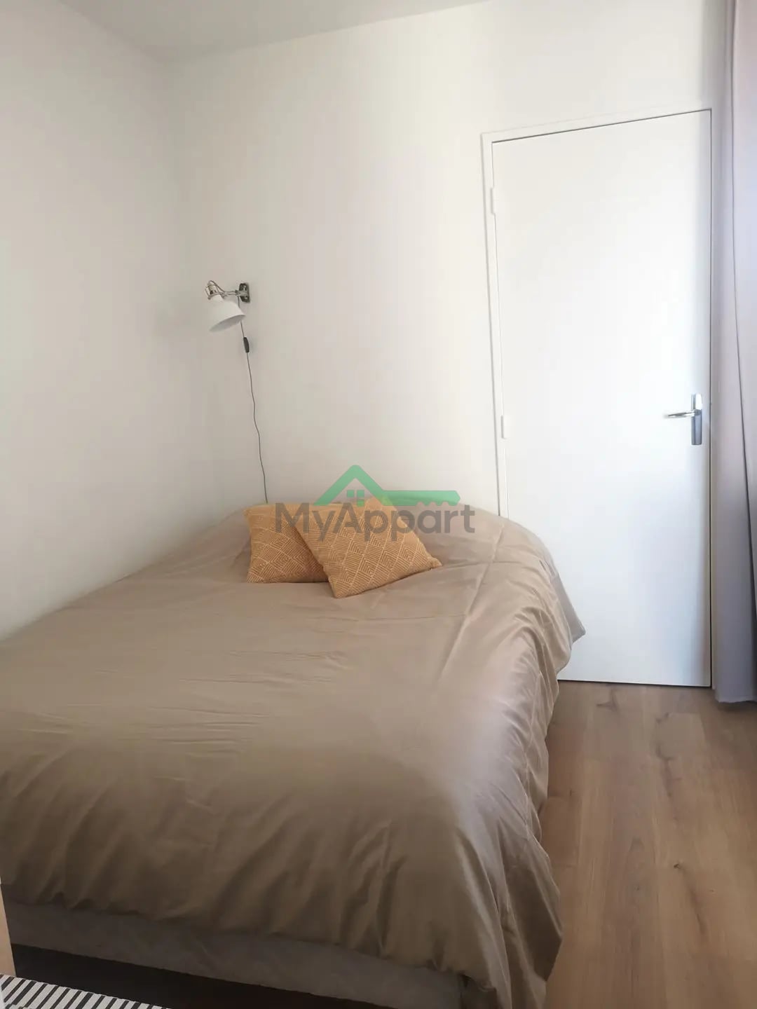 Studio meublé avec balcon et parking — photo 2