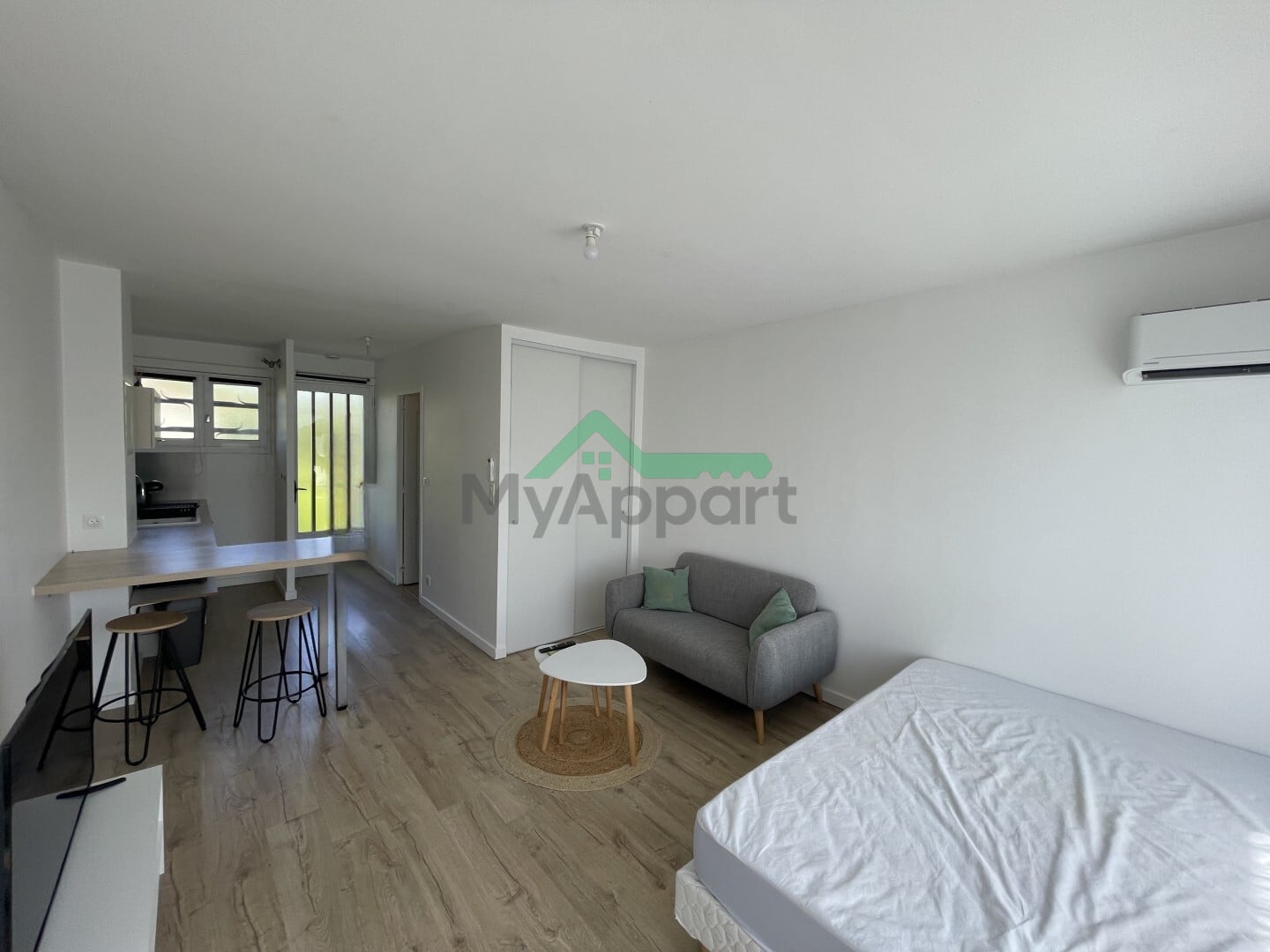 Studio meublé avec parking et balcon — photo 8