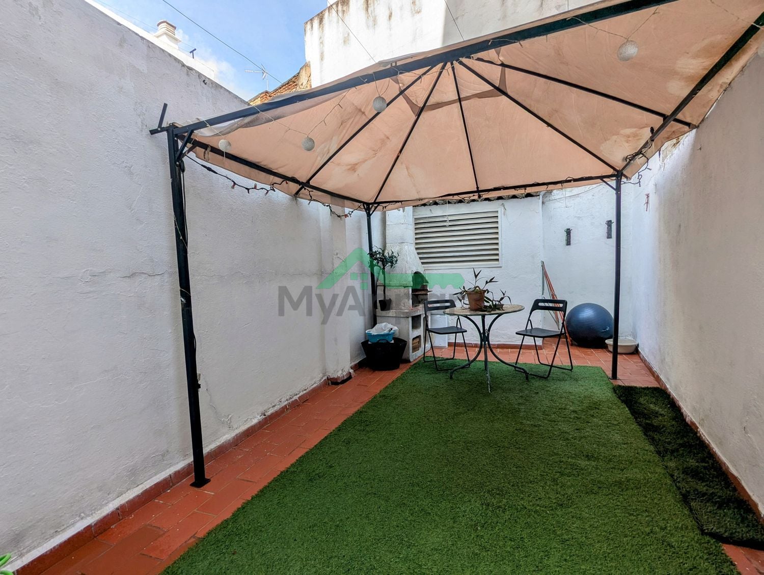 Apartamento reformado con patio privado — foto 1