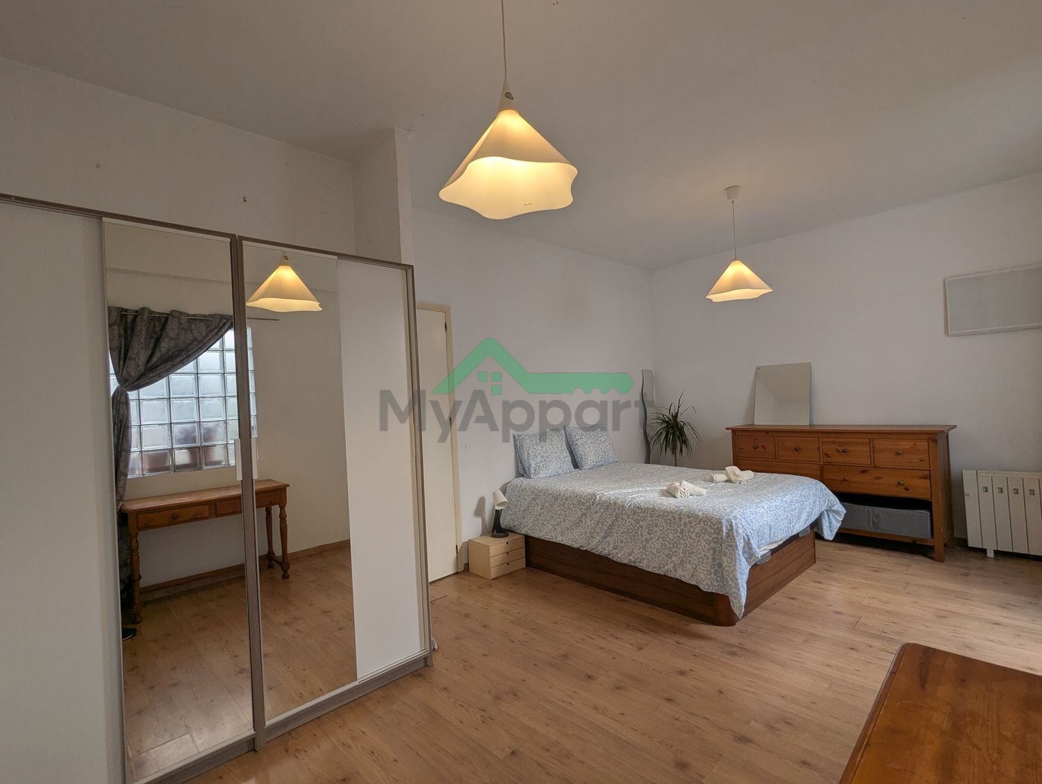 Apartamento reformado con patio privado — foto 2