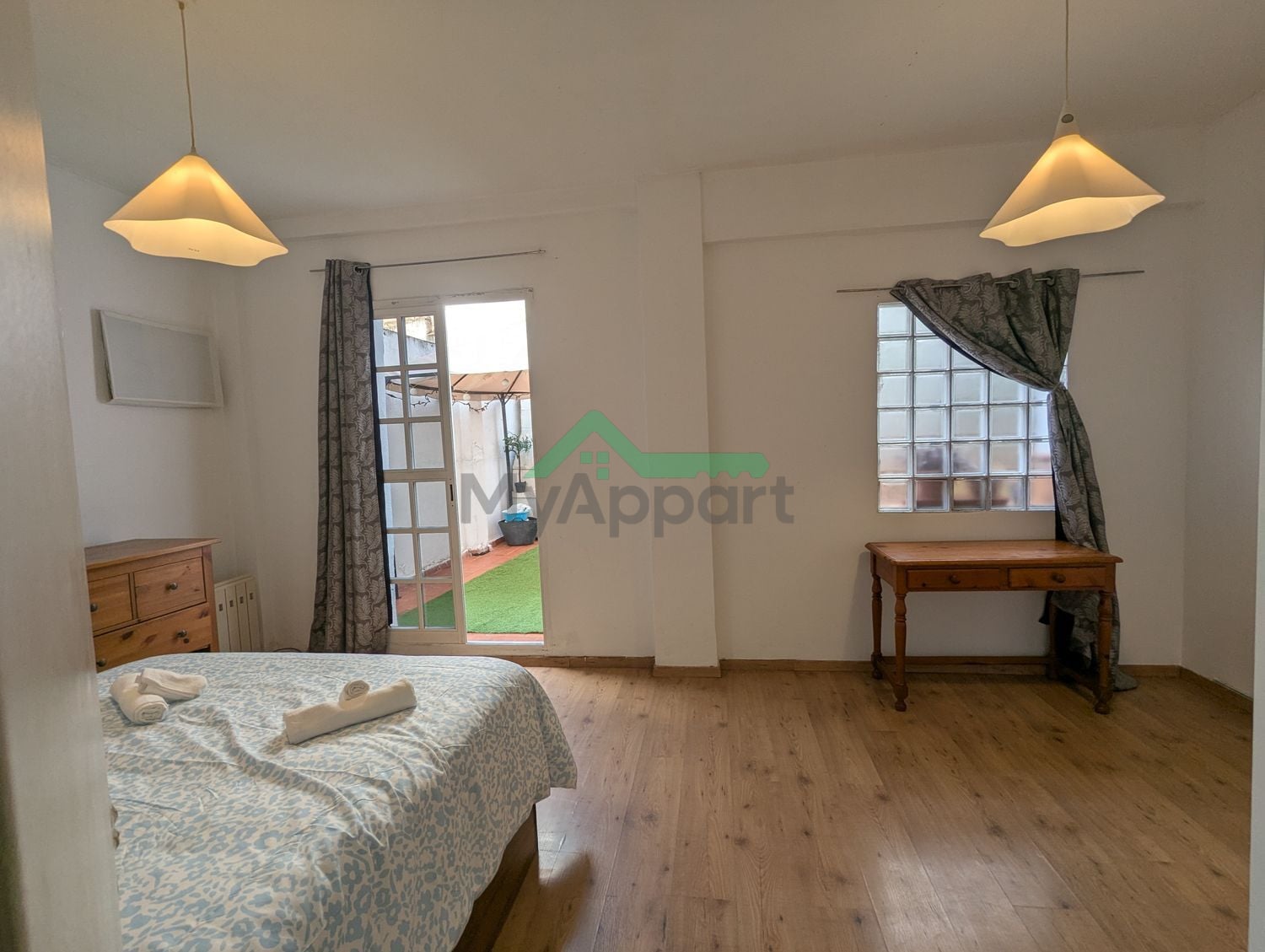 Apartamento reformado con patio privado — foto 3