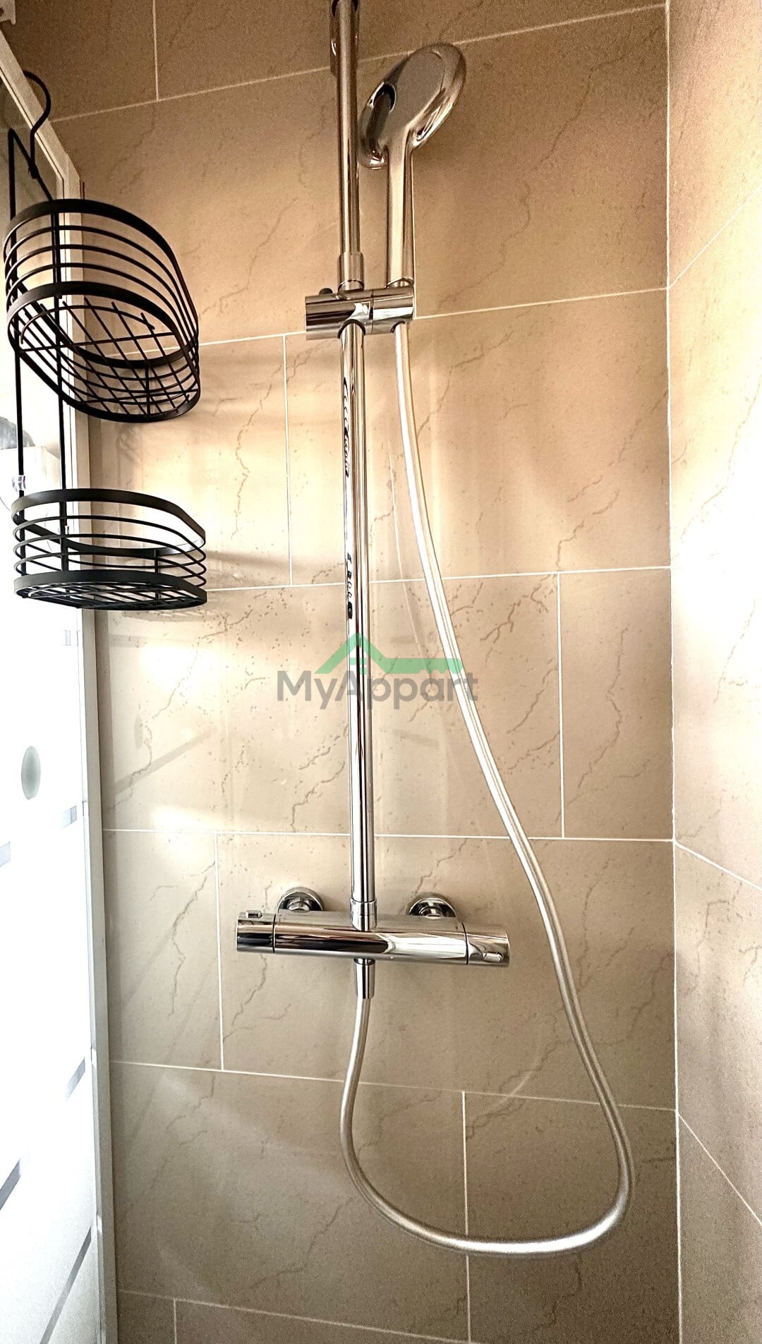 Location Studio 13 m² Paris 18ème - Clignancourt-Jules Joffrin — photo 4
