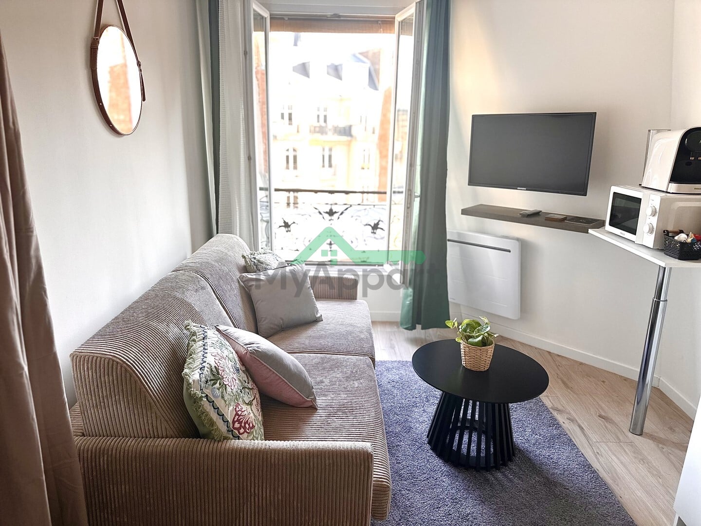 Location Studio 13 m² Paris 18ème - Clignancourt-Jules Joffrin — photo 1