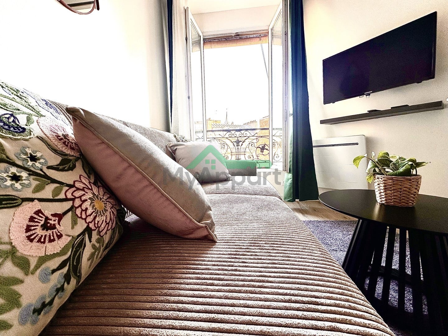 Location Studio 13 m² Paris 18ème - Clignancourt-Jules Joffrin — photo 2