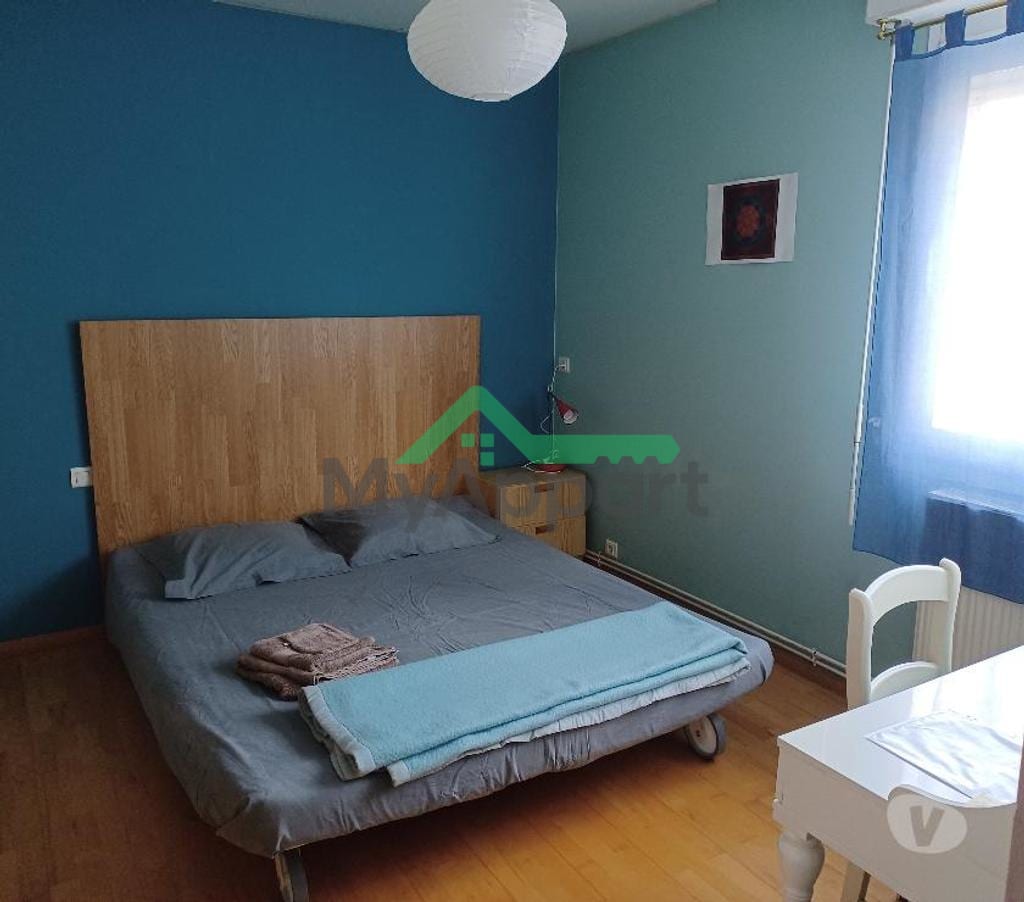 Chambre meublée étudiant dans grande maison calme