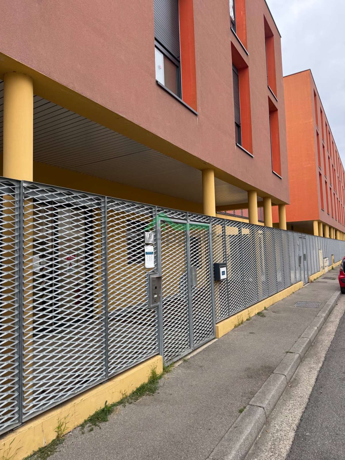 Studio récent dans un immeuble type résidence universitaire: un accueil les matins, en bas, local à vélos, local machine à laver. Proximité tram bus fac et hôpitaux de Lyon — photo 1