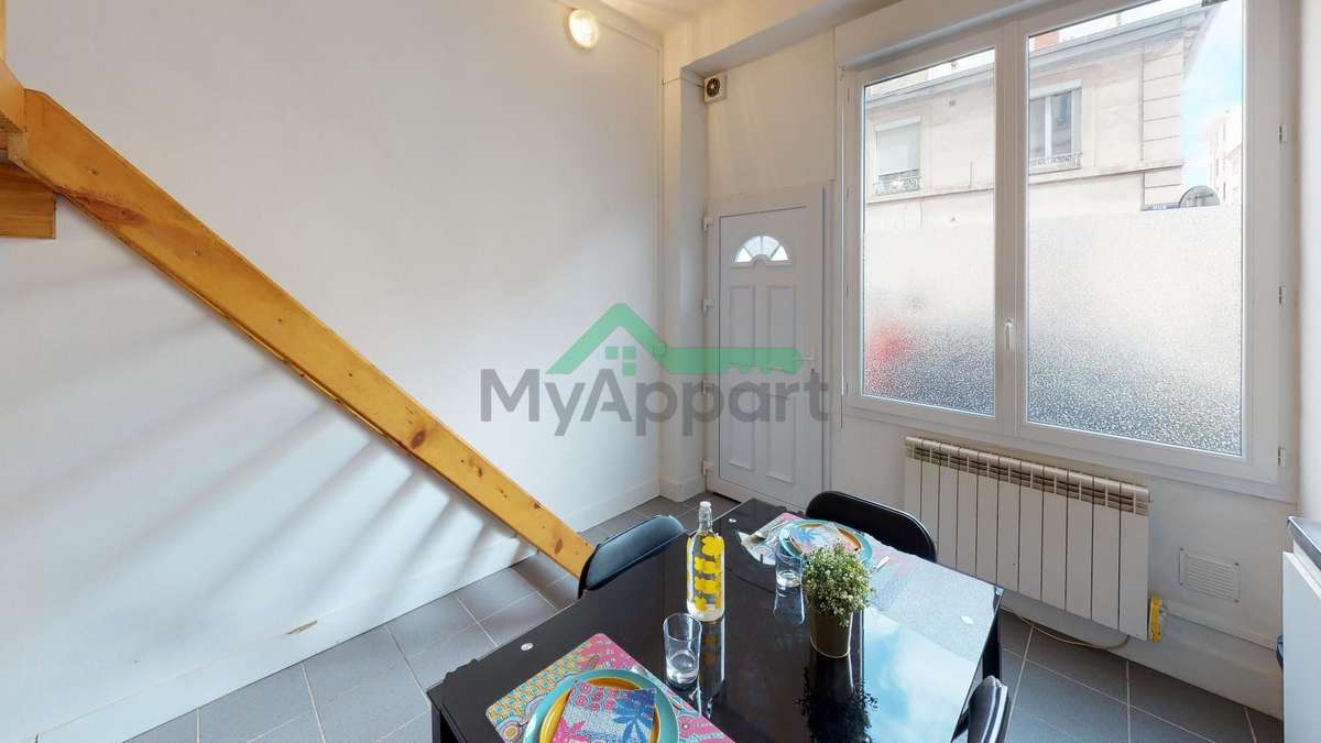 Location Studio 21 m² Lyon 7ème - La Guillotière Sud - Bis Rue Salomon Reinach — photo 1
